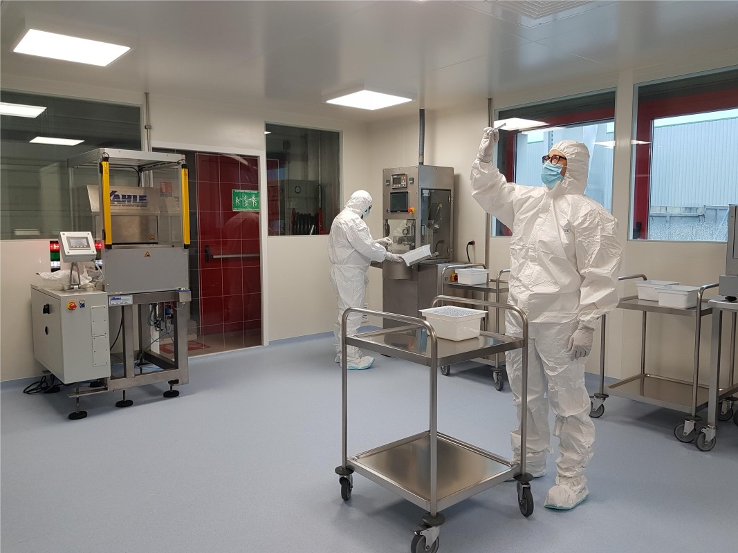 Visual control in cleanroom  Clayens NP Plastibell